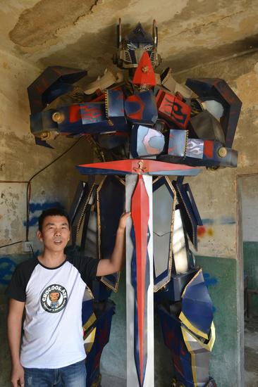 圖為夏濤制作的機器人