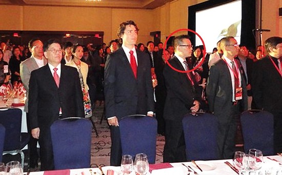 2013年6月2日，特鲁青年联合会组织的一次筹款晚宴上，程慕阳（红圈中）站在特鲁多（前排左二）左边，陈卓愉站在特鲁多的右边。（图片来源：GCPnews.com）