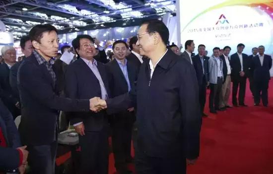 总理与张朝阳握手交流