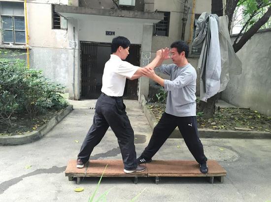 巡逻队员在切磋&ldquo;太极推手&rdquo;。