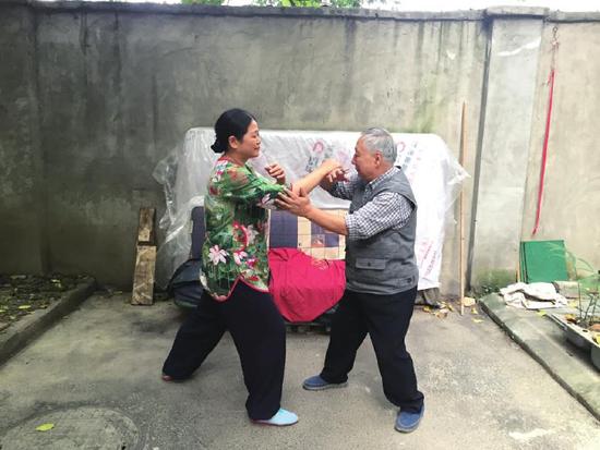 巡逻队员在切磋&ldquo;太极推手&rdquo;。