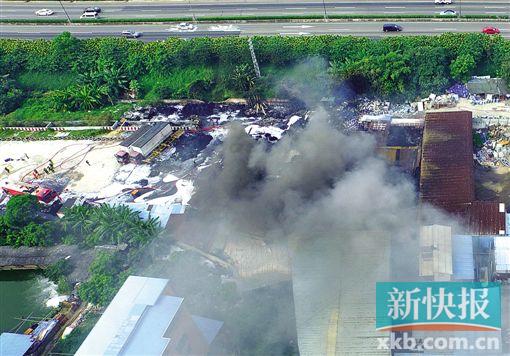 广州黄埔区一文具仓库起火 浓烟滚滚笼罩高速