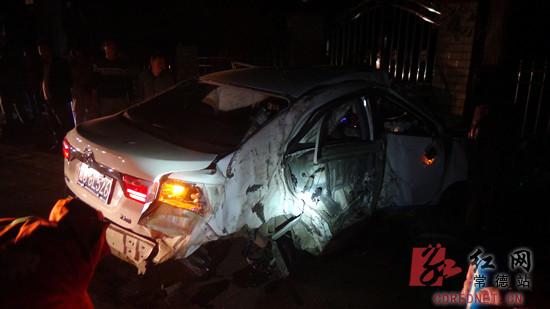 （小车被撞得面目全非。）