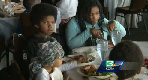 新娘一家人决定不要浪费原本预定好在加州沙加缅度的星辰大饭店喜宴，反而开放这场3.5万美元的大餐给当地流浪汉。（图片来源：台湾ETtoday新闻云网站）