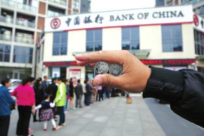 抗战纪念币热卖。