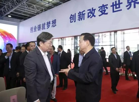 总理与张瑞敏在会场交流