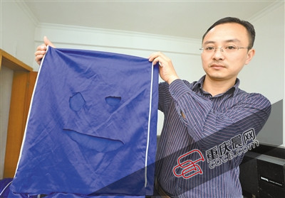 网曝男子公交座套剪笑脸 律师称可拘15天166爆料网