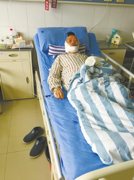 躺在病床上的明登礼