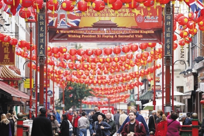 16日，英国伦敦，民众在挂满大红灯笼的唐人街上。图/IC