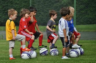 英国学校培养学生练足球（图片来源于网络）