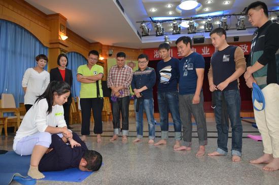 淅川县电业局:男士健身瑜伽 促工作身心健康 _新浪城市_新浪网