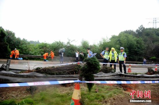 9月25日，沪昆高速湖南潭邵段发生一起交通事故。事故共造成22人死亡，13人受伤。中新社记者 杨华峰 摄