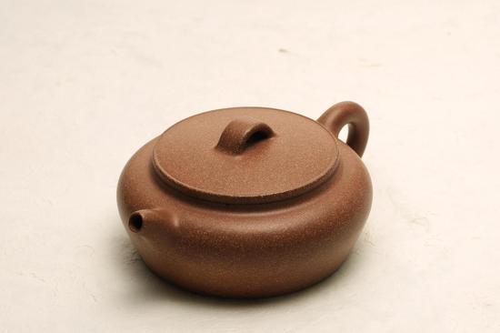 清康熙文候款扁圆壶
底款:“壬子春为国祥先生清赏 文侯”
高:6.6cm 宽:17.5cm
参阅:《砂壶选粹·天地方圆紫砂藏品集》,58-59页,上海古籍出版社,2008年出版
《以适幽趣·明清茶具珍藏展》,76页,西泠印社出版社,2014年出版