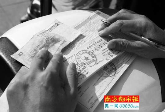 闯红灯罚款目前为10元一次。