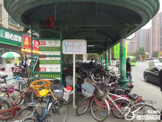 燕郊公交站亭被自行车霸占_廊坊频道