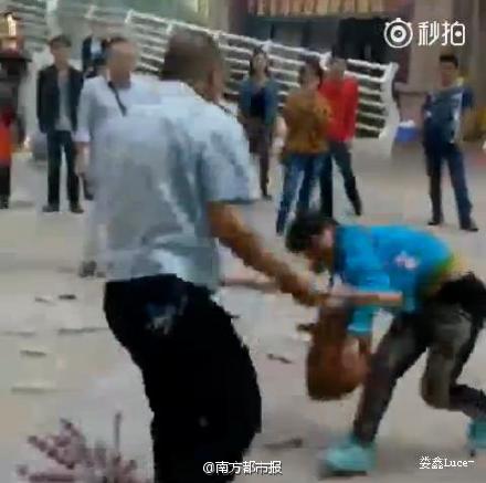 贵州 城管被 曝殴打 女商贩 :敢 打 老子| 城管 打人|城