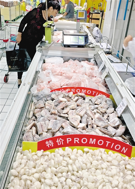 超市内销售的冰冻水产品 记者 唐浩 摄