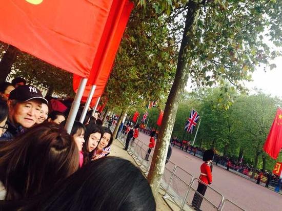 宁波诺丁汉大学交换生白金汉宫前迎接习大大