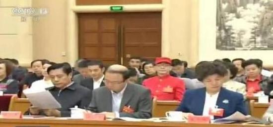 第二排穿红色衣服的是六小龄童,他右手边的便是黄晓明