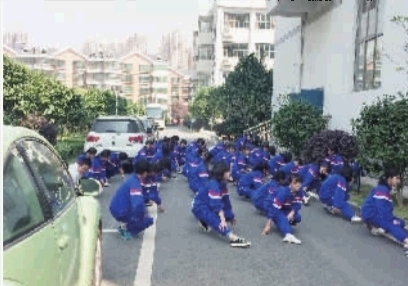 长沙财经学校的学生在停车坪上体育课。