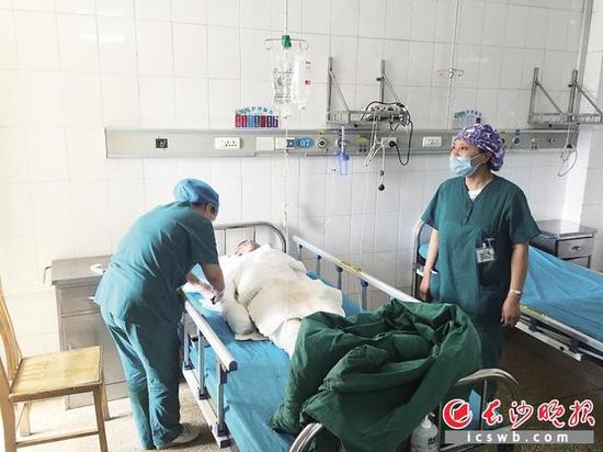 李清（右）在观察病人吊瓶内的药水还剩多少。长沙晚报记者 朱炎皇 摄