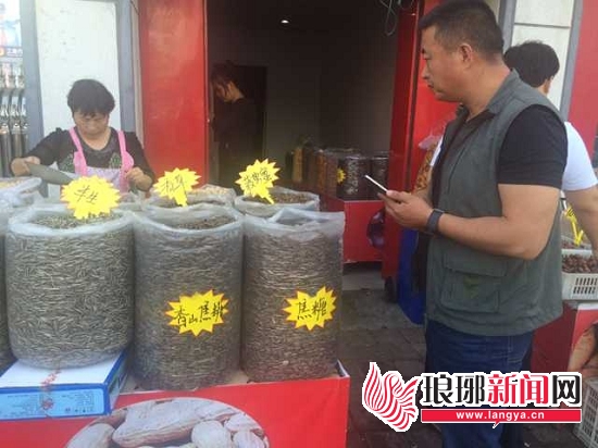 记者走访发现,焦糖瓜子成为炒货新宠,销售火爆。