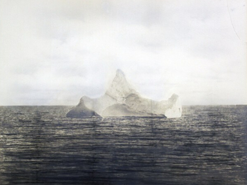 专家认为，照片中的冰山是撞沉泰坦尼克号的那一座冰山的可信度极高。（图片来源：英国媒体）
