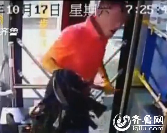 10月17日，在烟台牟平一辆公交车上，因为1块钱，一位红衣男子狂殴司机。（视频截图）