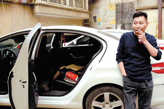 轎車家門口被砸