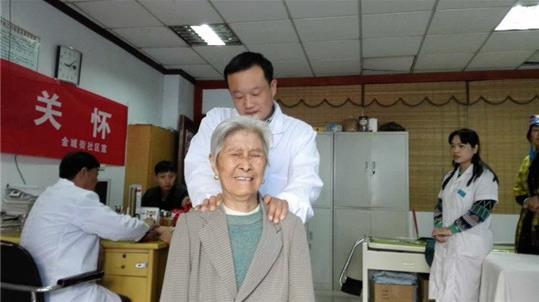 重阳节前夕北京专家来郑义诊 弘扬敬老爱老正