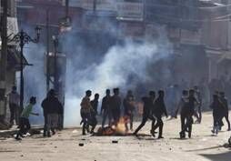 印控克什米尔地区分裂党支持者向警察扔掷石块