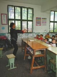 张蓉给孩子上课。