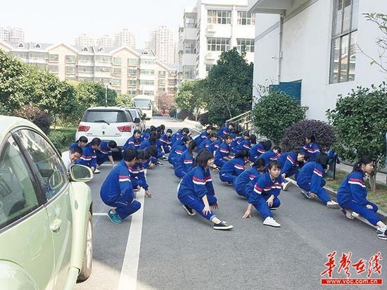 长沙财经学校的学生在停车坪上体育课。