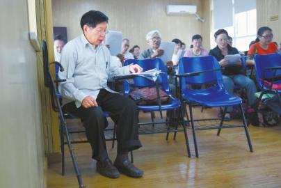 拄着拐杖来上课。