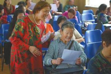 成都一名83岁老妇，在老年大学一读28年，共拿了8张毕业证书。(图片取自美国中文网)