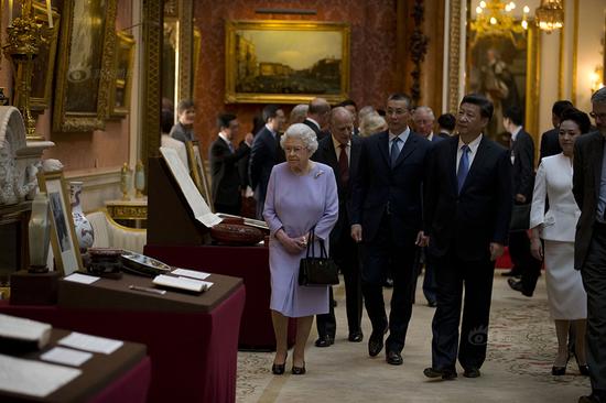 当地时间10月20日下午，英国女王邀请习近平夫妇参观皇家收藏中的中国藏品。新浪收藏配图