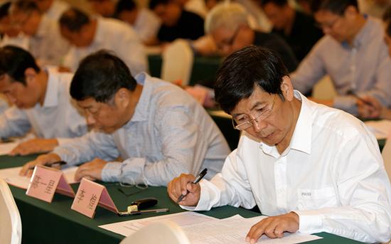 图为参加廉政法规知识测试