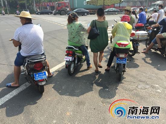 海口有电动车无牌上路的现象，南海网评论员矢弓认为，若实施电动车摇号注册登记，无牌上路的电动车会更多。(南海网记者高频摄)