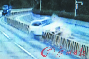 解放桥上的摄像头拍下小车撞上石墩后飞跃护栏及肇事司机逃逸的过程。广州日报记者莫伟浓翻拍