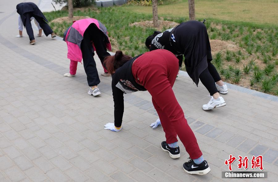 郑州市民公园内爬行锻炼场面壮观 医生称有效