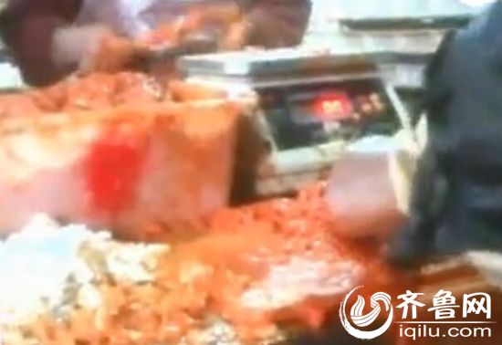 這個生產肉串的黑作坊不僅沒有任何生產手續跟衛生許可,甚至連像樣的消毒設備和衛生防護都沒有,十幾位婦女就這樣隨意的徒手串著肉串。(視頻截圖)