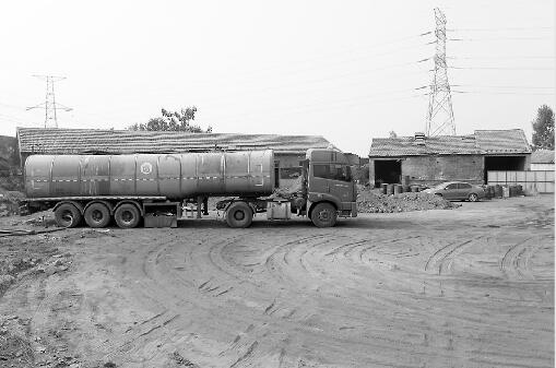 21日，章丘市上皋村一处废弃坑道旁，偷排废液的罐车仍留在现场。