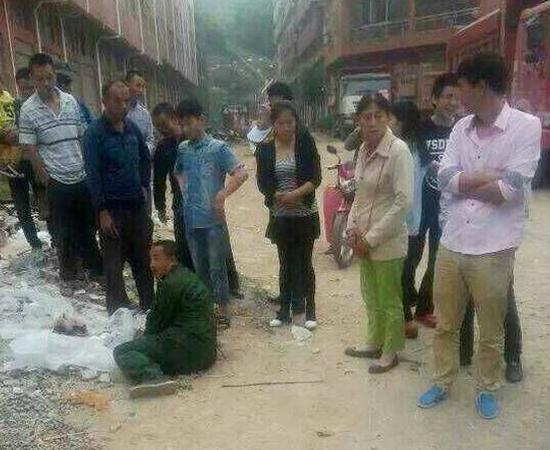 Ê·¢ÏÖ³¡£¬²»ÉÙÊÐÃñ¶ÔÄÐ×ÓµÄÒì³£¾Ù¶¯±íʾ¾ªÑÈ£¨ÒǤ¾¯·½¹©Í¼£©