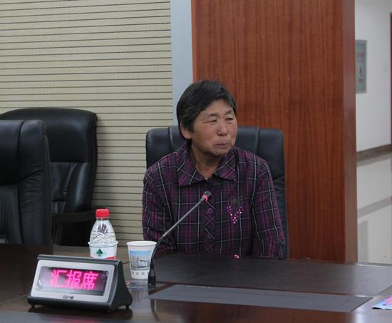 王大媽向記者團講述自己的故事