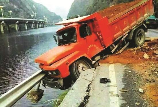 湖北一貨車失控撞上護(hù)欄 險些栽入江中車主無事