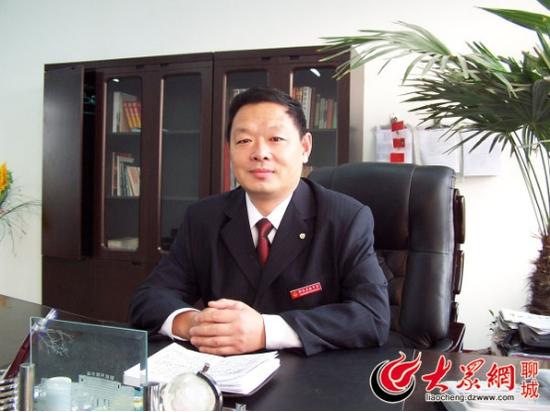 聊城市嘉明开发区第一实验小学校长李志猛任校长一职20余年,在做行政和管理工作之前是数学教师出身。他称,之所以取消小学一二年级的数学课,与低龄孩子的逻辑思维能力有关系。(大众网记者 王新 摄)