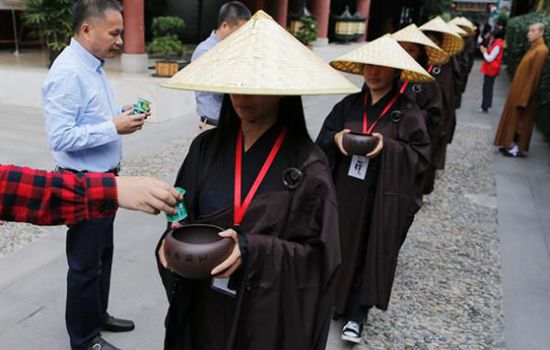 2015年10月21日上午，上海玉佛禅寺佛门僧人体验营最后一日，营员们在寺内体验了一场托钵行脚活动。