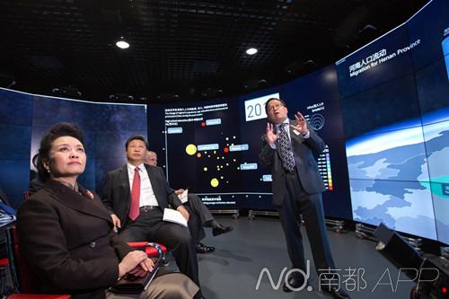 当地时间10月21日上午,习近平和夫人彭丽媛访问帝国理工学院。