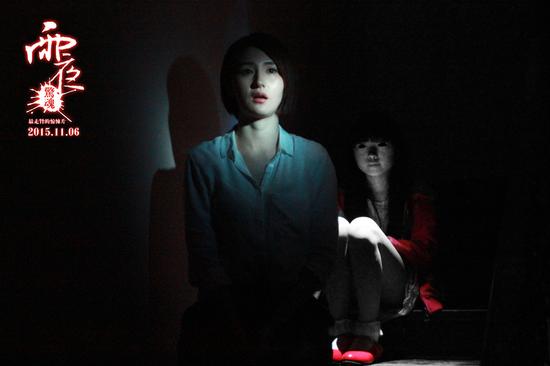 《雨夜惊魂》曝光长发鬼娃 为万圣节预热