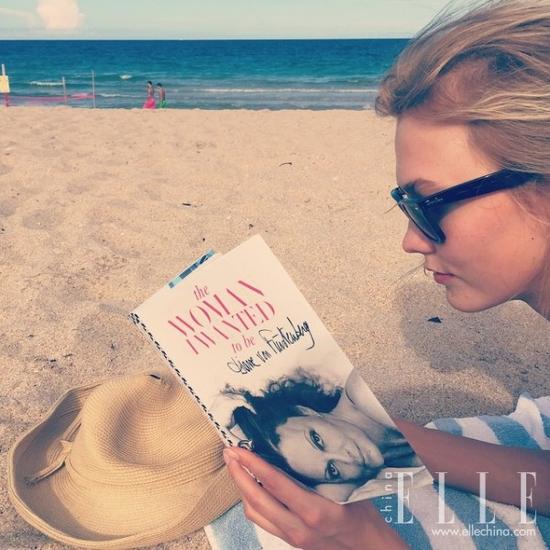 即使在沙滩上也不忘看书